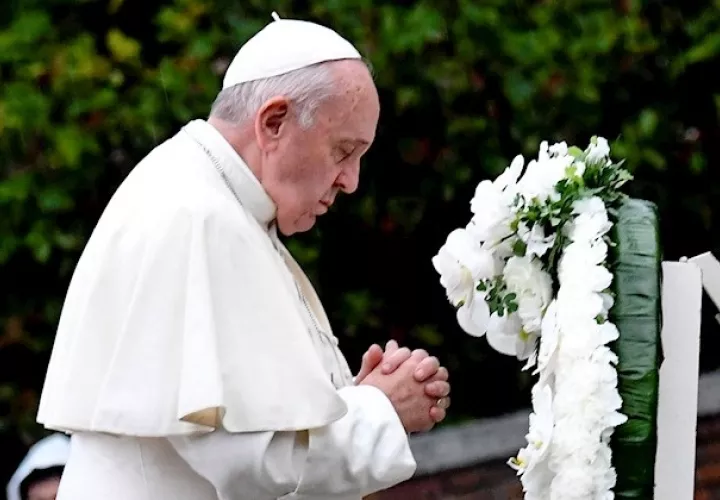 El papa Francisco viajó este domingo a Hiroshima, donde Estados Unidos lanzó la bomba atómica en 1945 y allí en un duro discurso denunció "que el uso de la energía atómica para la guerra es un crimen".