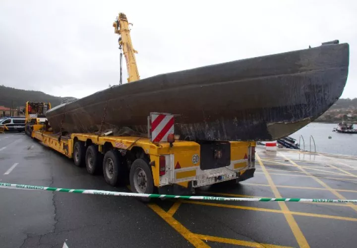 El 'narcosubmarino' hundido el pasado domingo en la Ría de Aldán (Cangas) ha sido reflotado en las últimas horas por equipos de especialistas de la Guardia Civil y del Servicio de Vigilancia Aduanera e izado hasta el puerto, donde se los agentes han podido acceder a su interior. FOTO/EFE