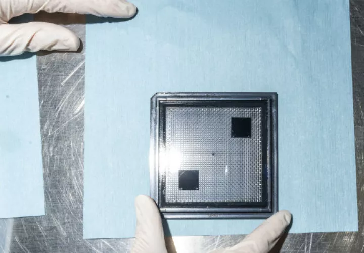 Dos discos negros de nanotubos de carbono en el Instituto Nacional de Estándares y Tecnología. Uno absorbe más luz. Foto/ Matt Roth.