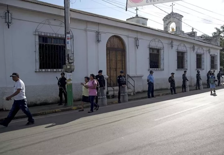 La agresión ocurrió después de que el sacerdote y sor Arelys Guzmán increparan a los simpatizantes de Ortega, que respondieron con violencia golpeando al cura y a la religiosa.
