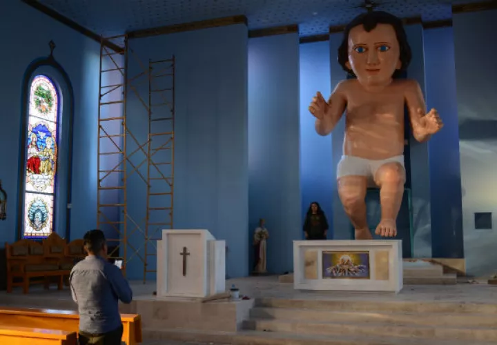 Feligreses acuden a observar la figura del Niño Dios, a la parroquia de la Epifanía del Señor en Zóquite, estado de Zacatecas. Foto: EFE.