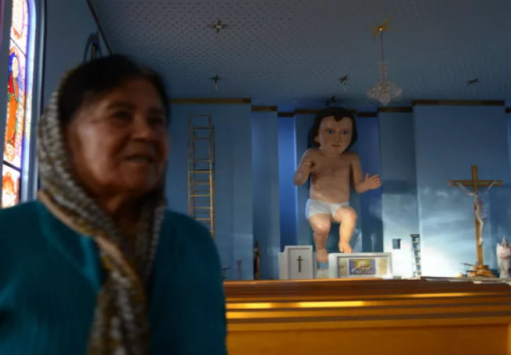 Feligreses acuden a observar la figura del Niño Dios, a la parroquia de la Epifanía del Señor en Zóquite, estado de Zacatecas. Foto: EFE.