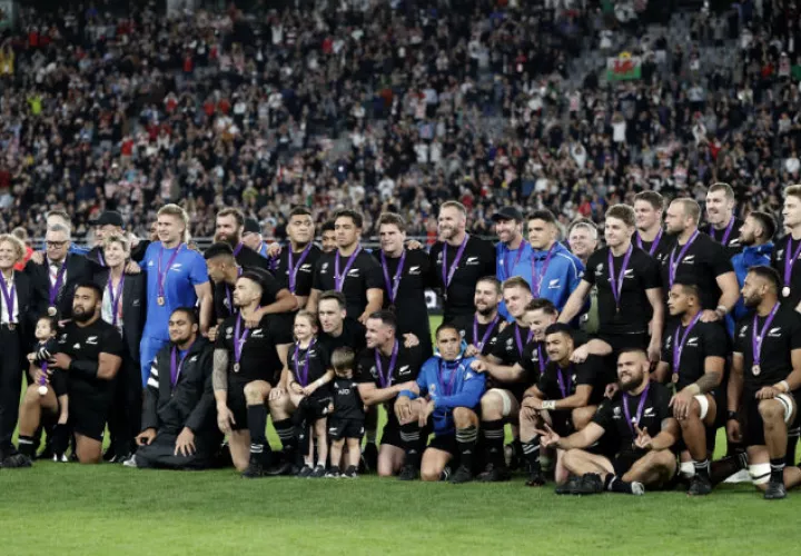 Los All Blacks con su medalla de bronce Foto AP
