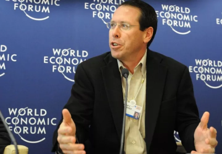 En cuanto Randall L. Stephenson, el director ejecutivo y presidente,  se retire, los cargos de presidente y director ejecutivo se dividirán.