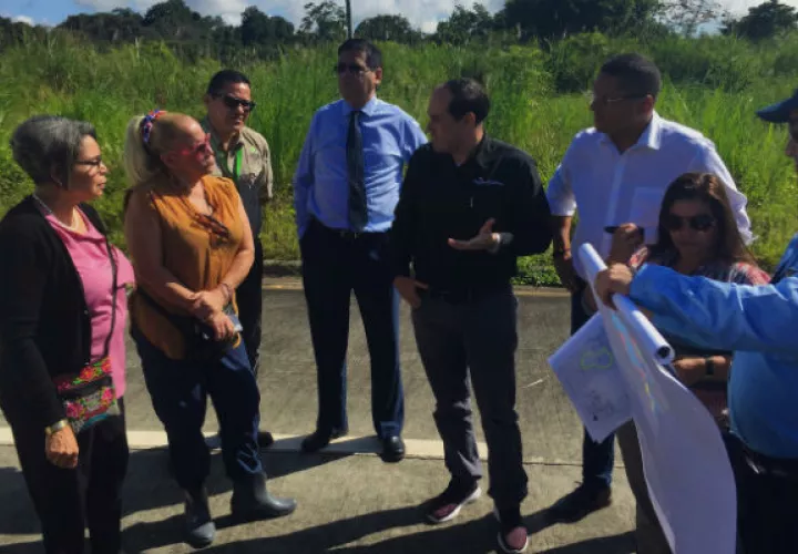 Directivos inspeccionaron los terrenos.