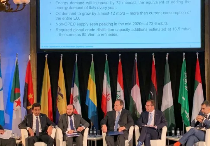 El petróleo irá cediendo terreno a otras fuentes de energía, según informe de la OPEP. EFE