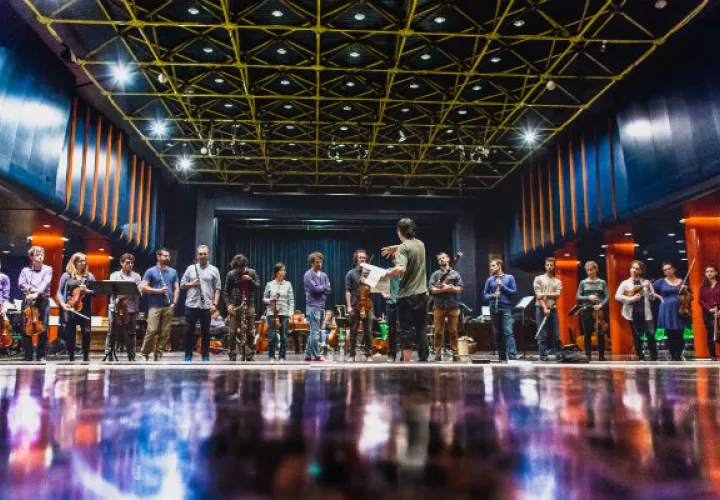 Músicos de Geneva Camerata memorizaron sinfonías y aprendieron coreografía para “Danza del Sol”. Foto/ Jérémy Bruyère.