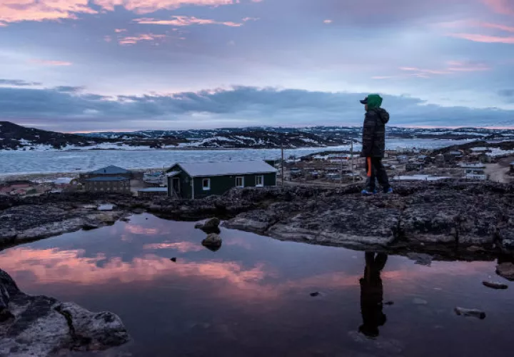 Cabo Dorset, Canadá, es conocido por su arte, pero está plagado de abuso doméstico, pobreza y alcoholismo. Foto/ Sergey Ponomarev para The New York Times.