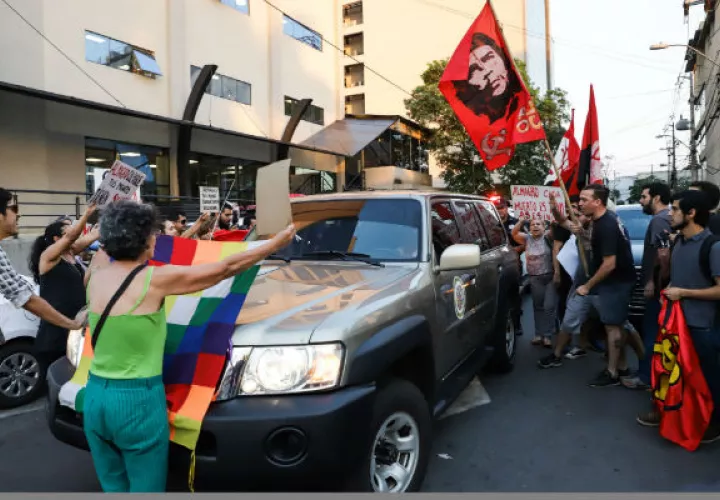 Manifestantes rechazan la presencia del secretario general de la OEA, Luis Almagro, en Asunción. Foto: EFE.