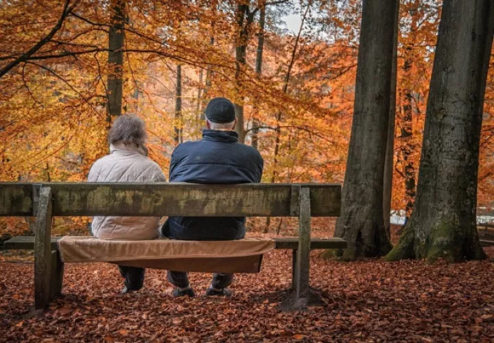 Pareja de adultos mayores disfruta de la naturaleza. Ahora que los hijos se fueron de casa tiene más tiempo para compartir. Foto: Pixabay