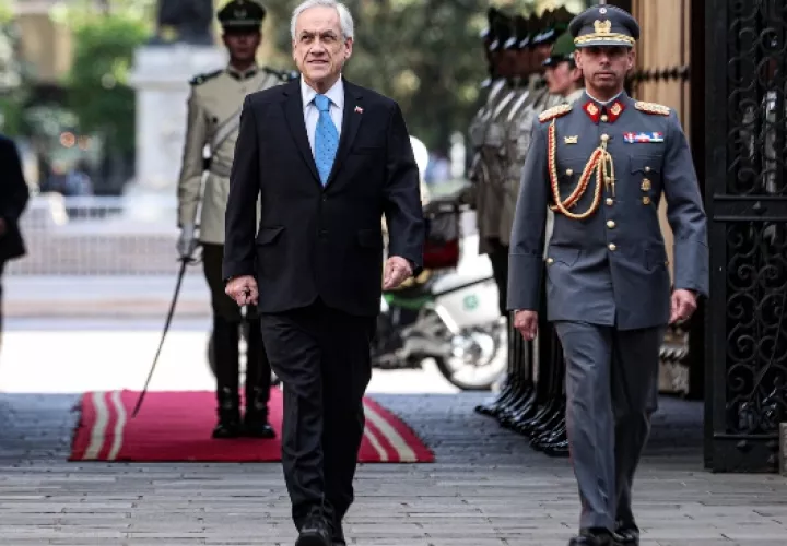 El presidente de Chile, Sebastián Piñera, busca con un congreso constituyente tratar de calmar las manifestaciones que ya llevan 25 días. FOTO/AP