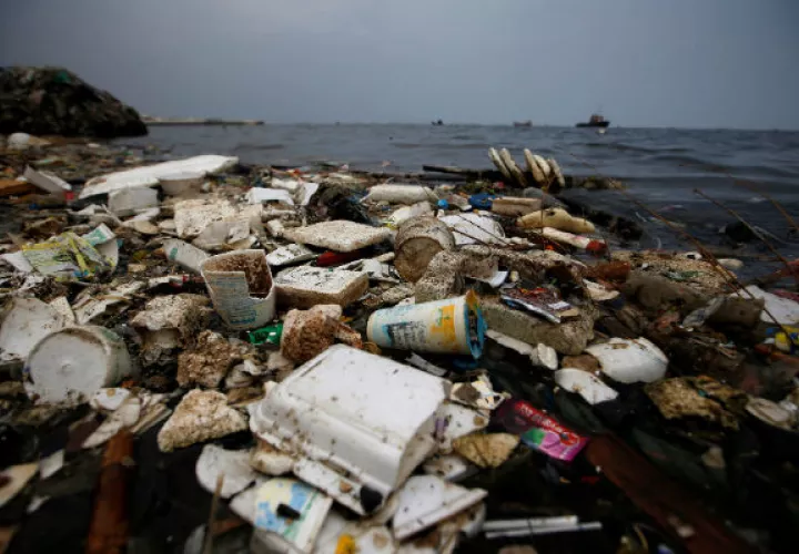 Investigadores dicen que sol puede descomponer el poliestireno en décadas. Foto/ Willy Kurniawan/Reuters.