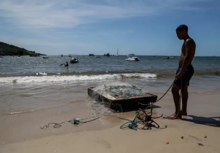 Vista de un pescador en Recife (Brasil), capital del estado brasileño de Pernambuco, uno de los más afectados por el derrame de petróleo en el Atlántico que ha llegado a casi 300 playas de todo el litoral noreste del país. FOTO/EFE