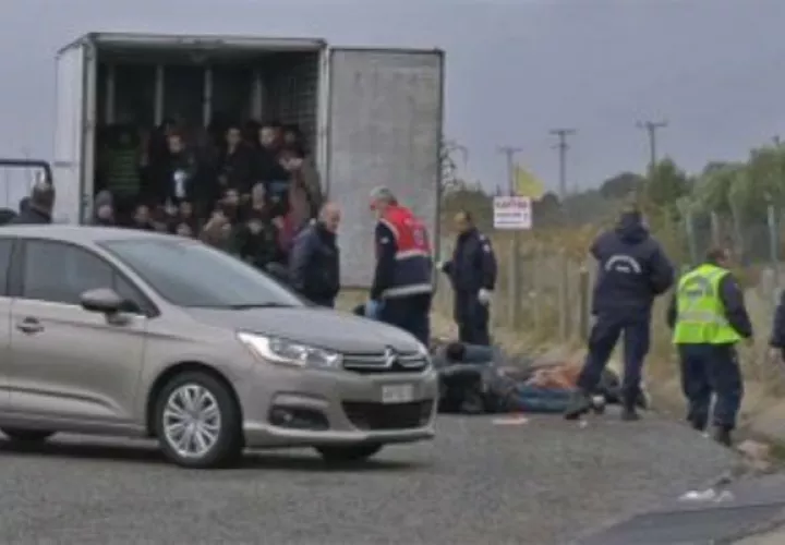 La mayoría de los migrantes, de origen afgano, eran hombres de entre 20 y 30 años, aunque también viajaba en el camión un pequeño grupo de menores.