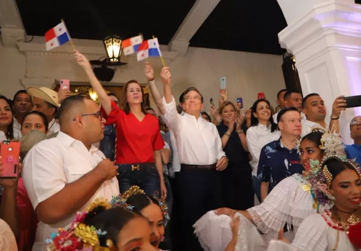  El presidente de la República, Laurentino Cortizo, y la Primera Dama, Yazmín de Cortizo, disfrutaron de las dianas que se celebraron en el Palacio de Las Garzas.