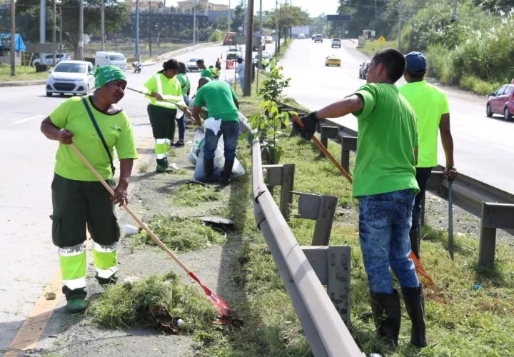 Los reos de La Joya recibieron el apoyo de  trabajadores de la Autoridad de Aseo Urbano y Domiciliario. 