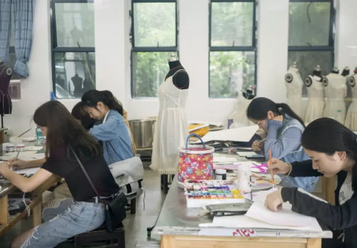 Alumnos de la Universidad Normal de Chongqing. La dirección acusó a maestro de dañar la reputación de China. Foto/ Giulia Marchi para The New York Times.
