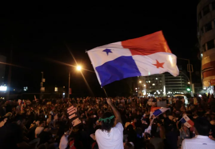 Por cuarto día consecutivo se registraron protestas en la Plaza 5 de Mayo. Foto: EFE