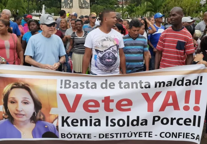 Los manifestantes realizaron la protesta en contra de la procuradora Kenia Porcell en el Parque Porras. Foto Víctor Arosemena