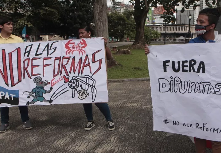 Los universitarios han protestado en contra del paquete de las reformas constitucionales. Foto Víctor Arosemena
