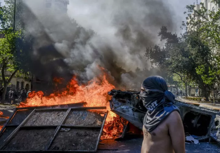 Protestas por aumento en tarifas del metro se volvieron mortalmente violentas en Santiago de Chile. Foto/ Tomas Munita para The New York Times.