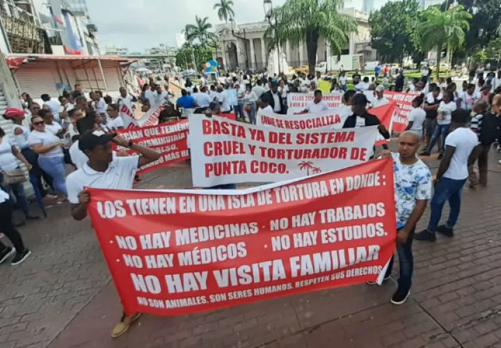 Familiares protestaron de manera pacífica. Foto/ Víctor Arosemena