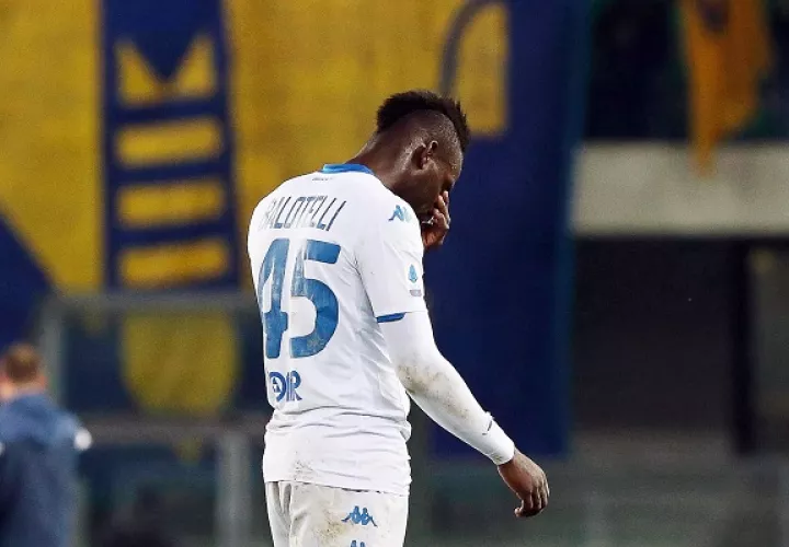 Balotelli amenzó con irse del partido.