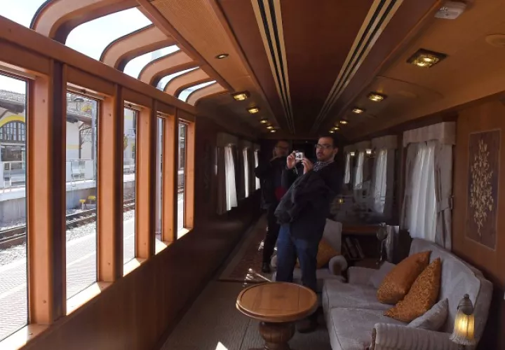 Una mujer pasa por delante del Orient Express en la estación de Sirkeci en Estanbul, Turquía.  Fotos: EFE