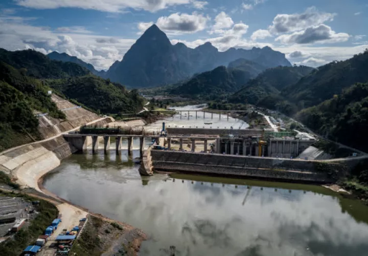 Científicos dudan que Laos pueda usar o vender toda la energía que generarán sus presas. Una en construcción. Foto/ Sergey Ponomarev para The New York Times.