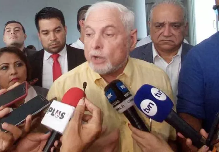 Ricardo Martinelli acudió con su abogado, Luis Eduardo Camacho G., a interponer la querella penal a la Secretaría General de la Asamblea.