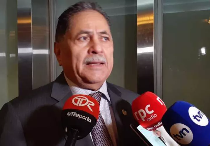 El presidente de Credenciales, Roberto Ábrego, explicó cómo será la metodología. Foto de Víctor Arosemena