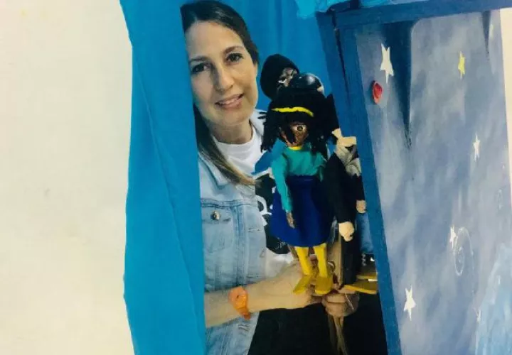 Rocío Bordanea con una de las marionetas. Cortesía.