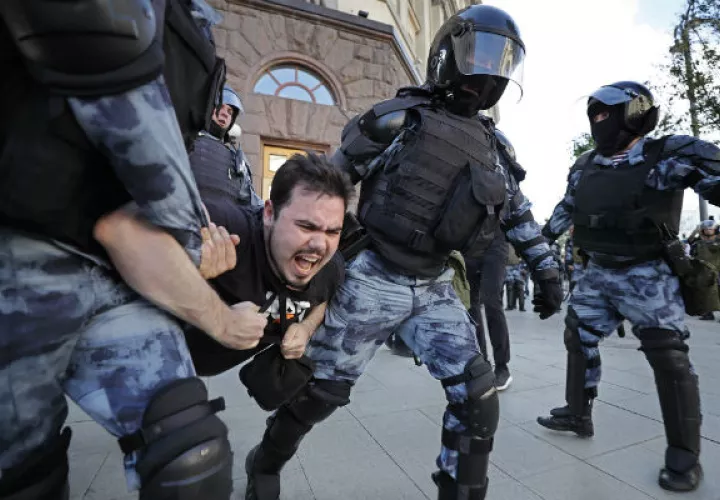 Fuerzas de seguridad rusas responden cruelmente a recientes protestas en el país. Una manifestación en julio. Foto/ Yuri Kochetkov/EPA, vÍa Shutterstock.