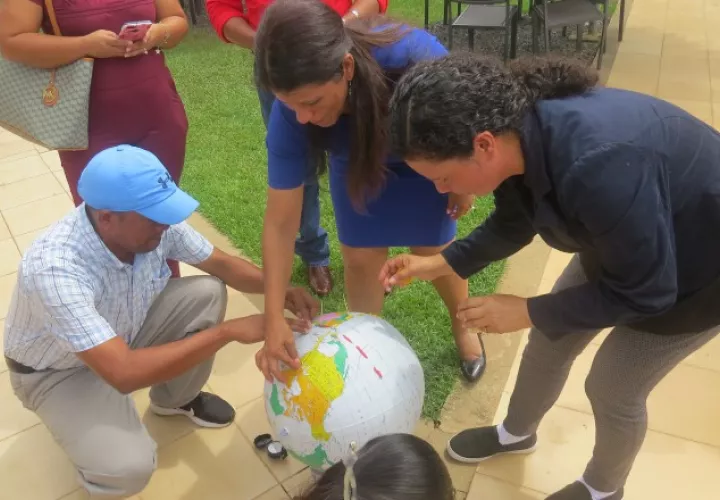 Los docentes durante las actividades del taller.  Cortesía