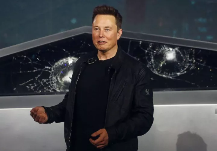  Elon Musk, presidente de Tesla, dio la noticia después de recibir el Golden Steering Wheel, un premio alemán para automóviles, por el Model 3 de Tesla. FOTO/AP