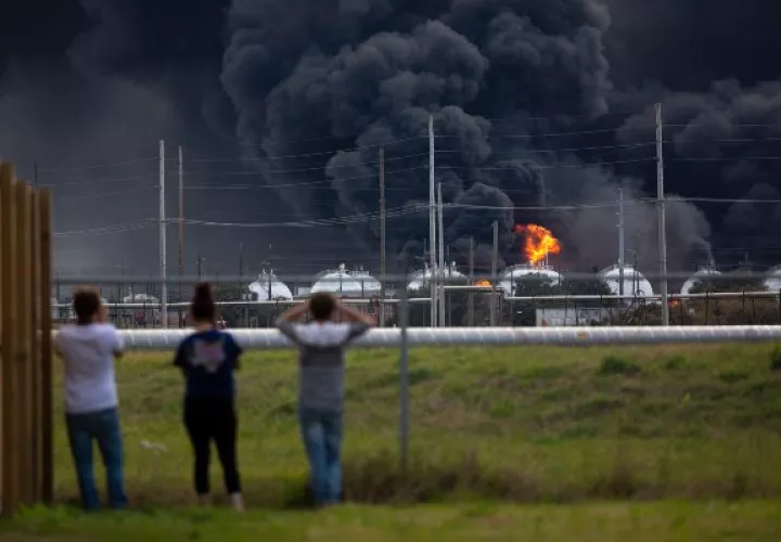 Dos explosiones masivas separadas por 13 horas atravesaron la planta química el miércoles, y una dejó varios trabajadores heridos. FOTO/AP