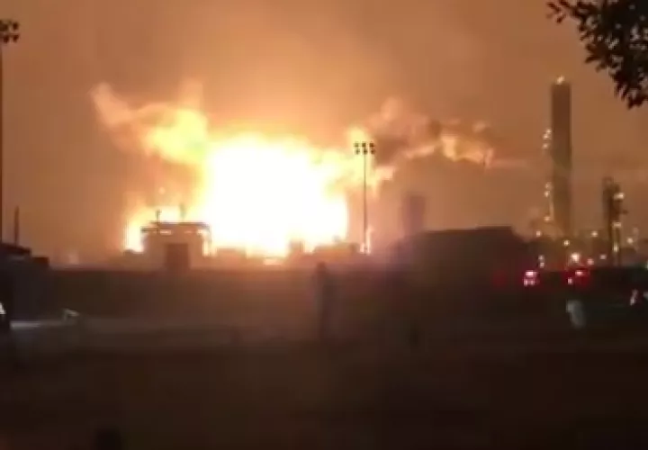 Todo el personal de la planta afectada fue evacuado y localizado, según un comunicado de PTC Group, y tres personas estaban siendo atendidas por lesiones. FOTO/TWITTER/ @DelmiroDeBarrio