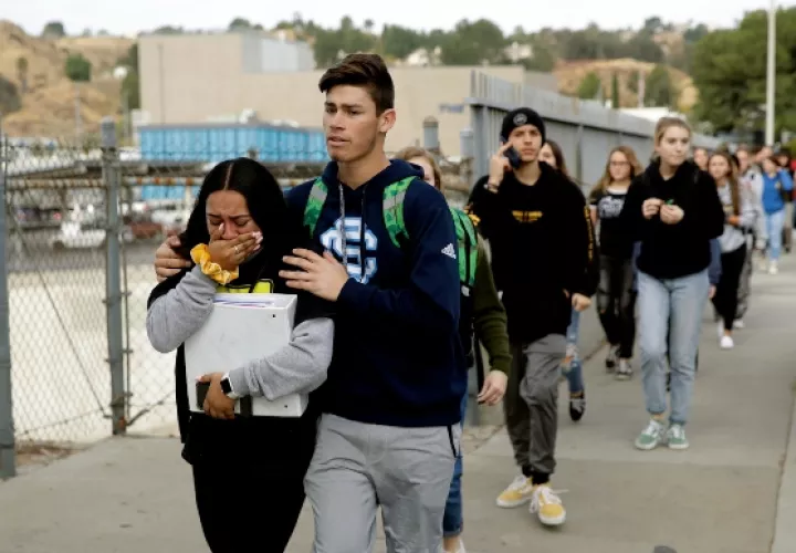 La escuela, que tiene más de 2,300 estudiantes, se mantiene cerrada desde que se dio la alerta del tiroteo, mientras que otros planteles estudiantiles de la zona también fueron cerrados por precaución. FOTO/AP