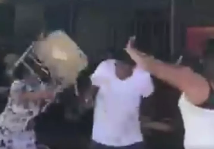La trifulca se registró en las afueras de la Lotería Nacional de Beneficencia, en Avenida Cuba. 