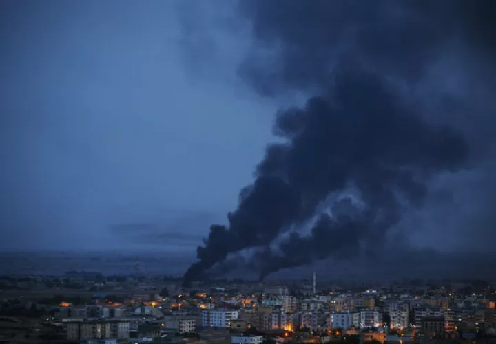 Ras al-Ain fue bombardeada por fuerzas turcas después de que EU anunció que retiraría sus tropas de Siria. Foto/ Lefteris Pitarakis/Associated Press.