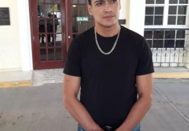 El joven twiitero Juan Marcos Morales Esquivel, pidió disculpas dos veces frente a la procuradora Kenia Porcell. Foto/Mayra Madrid