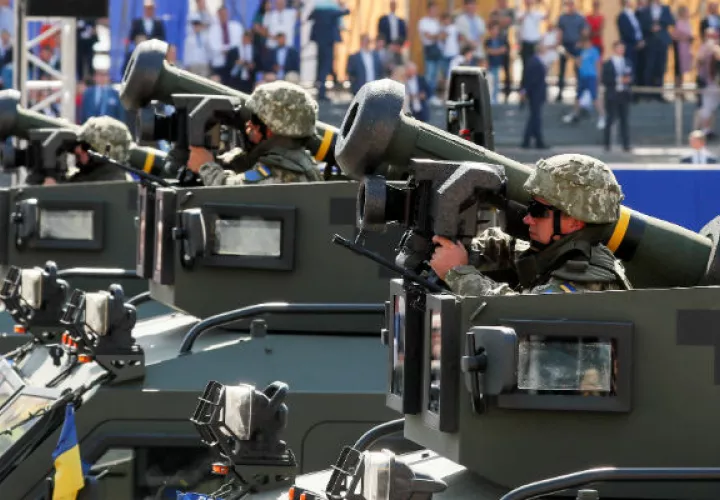 Soldados ucranianos con lanzamisiles antitanques Javelin estadounidenses durante un desfile militar en Kiev en 2018. Foto/ Gleb Garanich/Reuters.
