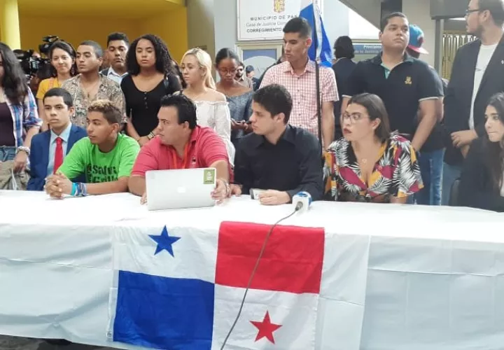  El grupo Las Juventudes Panameñas organizó una conferencia de prensa esta mañana para invitar a los jóvenes a protestar contra las reformas constitucionales. Foto Víctor Arosemana  