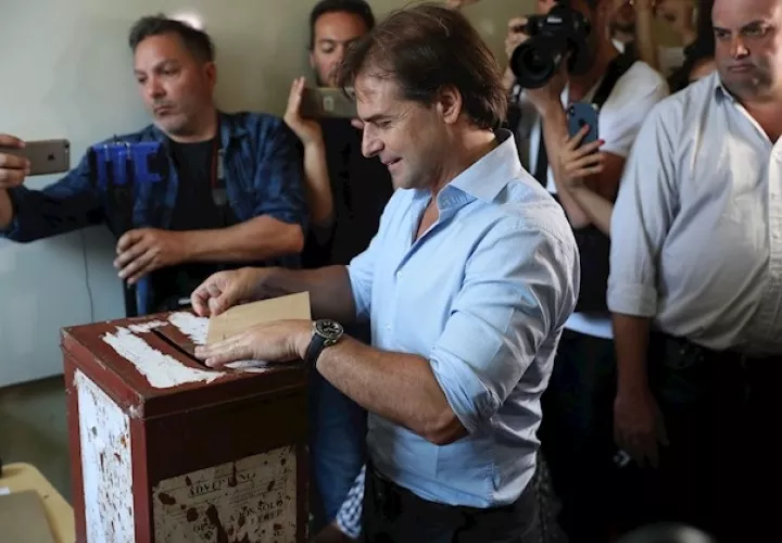 Lacalle Pou, que votó en la ciudad de Canelones (sur del país), donde, a la entrada del centro correspondiente, fue recibido entre aplausos y gritos de "presidente, presidente", se refirió así al acuerdo con casi toda la oposición con representación parlamentaria, a excepción del Partido Ecologista Radical Intransigente (PERI).