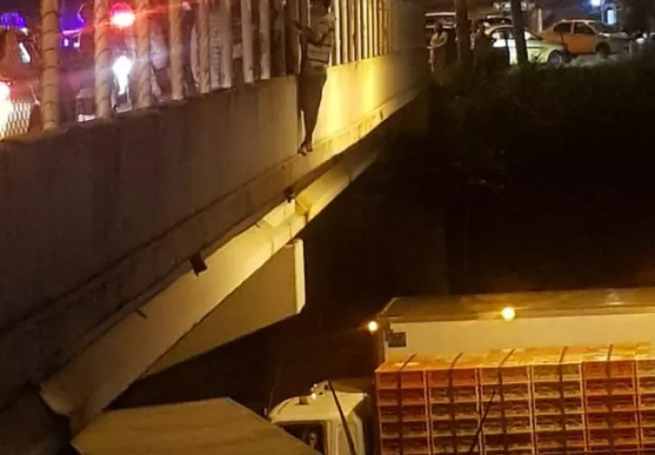 Los conductores de los camiones se colocaron bajo el puente de Vacamonte, mientras los policías trataban de convencer al sujeto de que no se lanzara. Foto @TraficoCPanama