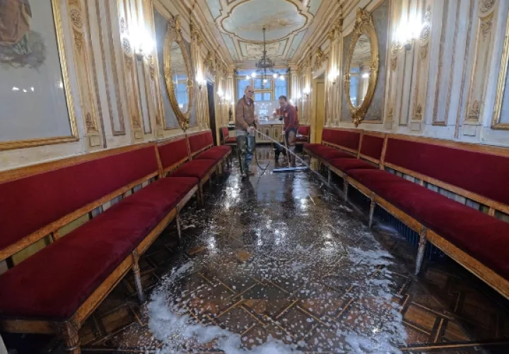Limpian en el histórico café Florian en la plaza San Marco, dañado por el mal tiempo en Venecia, norte de Italia. FOTO/AP