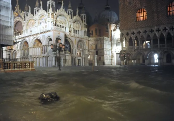 Existe una gran preocupación por la basílica de San Marcos, ya que el nivel del agua llegó a los 110 centímetros durante la noche y la ha inundado completamente, incluyendo la cripta del santo. FOTO/AP