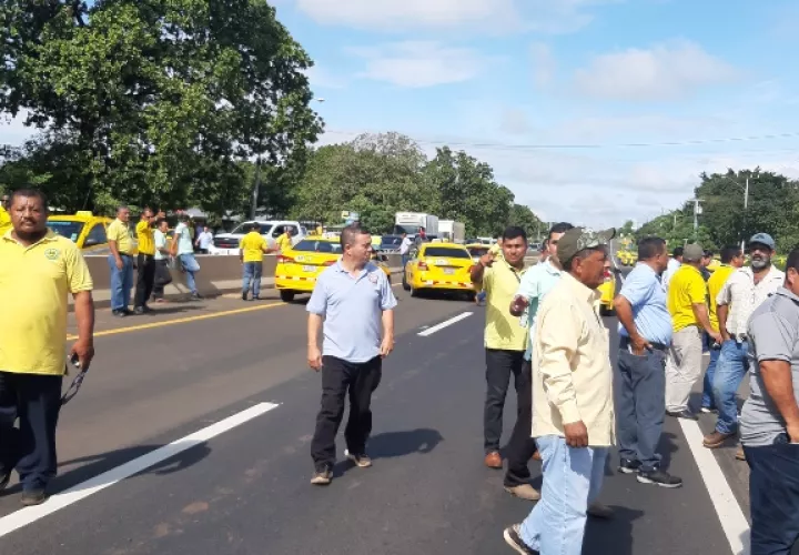 Los transportistas del sector selectivo cerraron las vías por varios minutos. Foto/Melquiades Vásquez