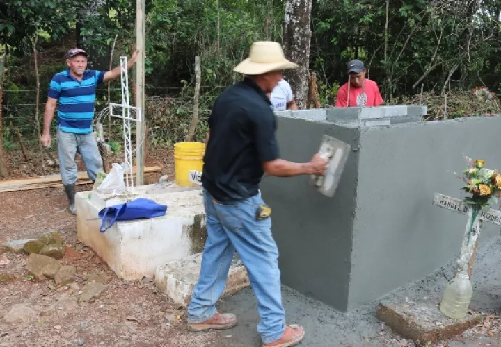 La comunidad prepara todo para las honras fúnebres de estos tres panameños. Foto/Melquiades Vásquez
