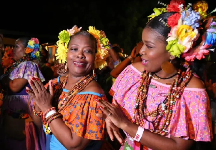 Llevan adornada su cabeza con flores de colores. Fotos: Cortesía MICI/MiCultura